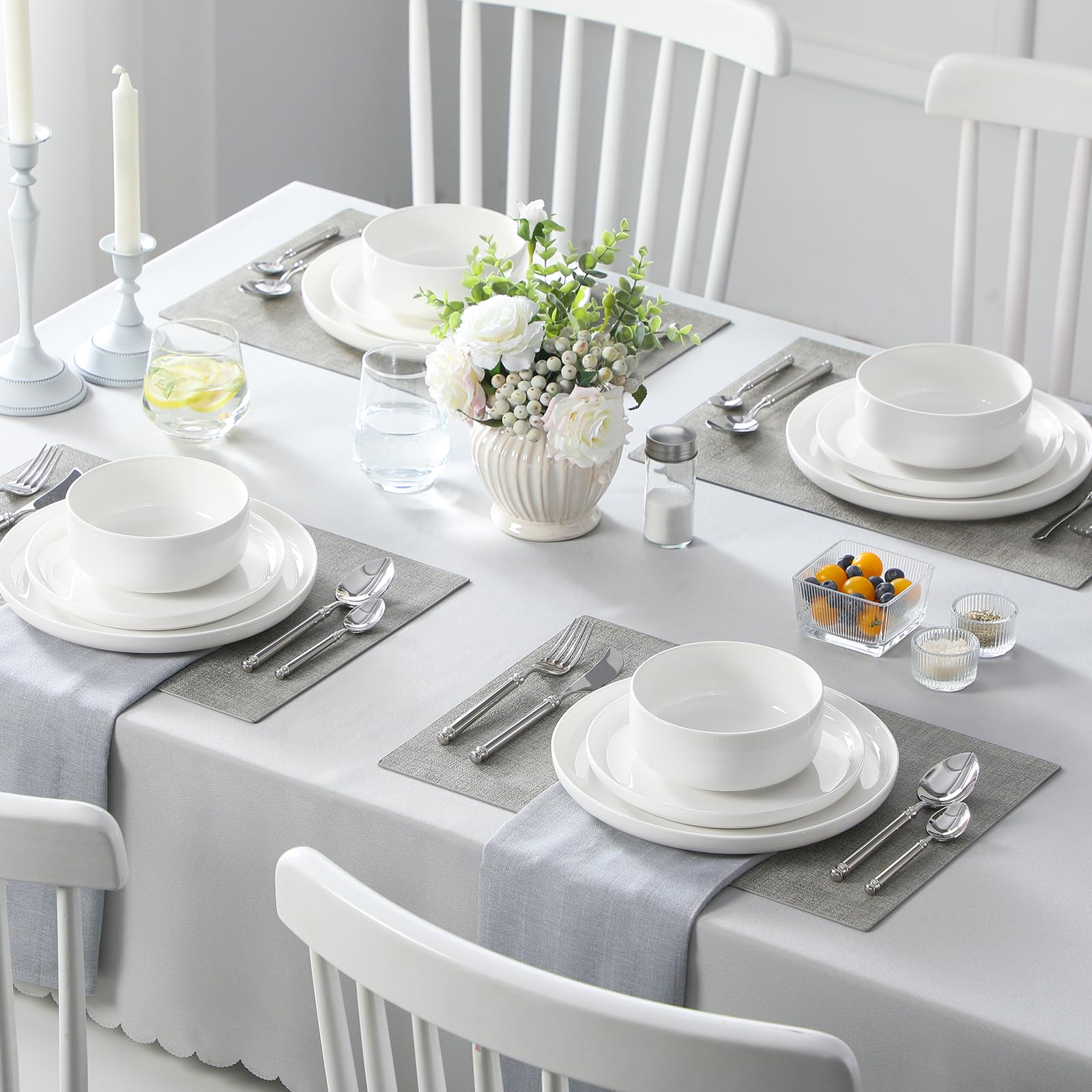 MALACASA mise en table avec service blanc, rendu élégant du repas