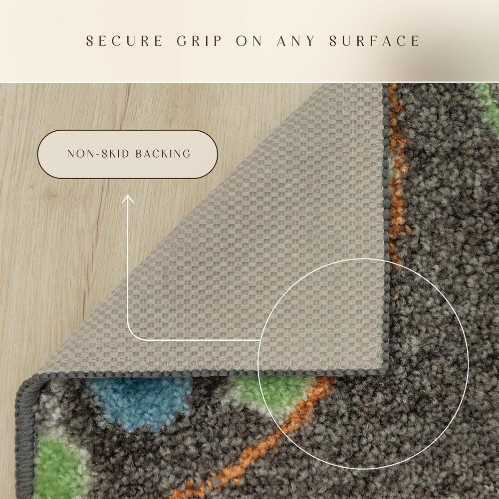 Maples Rugs Reggie à côté d’une chaise pour repère d’échelle pratique