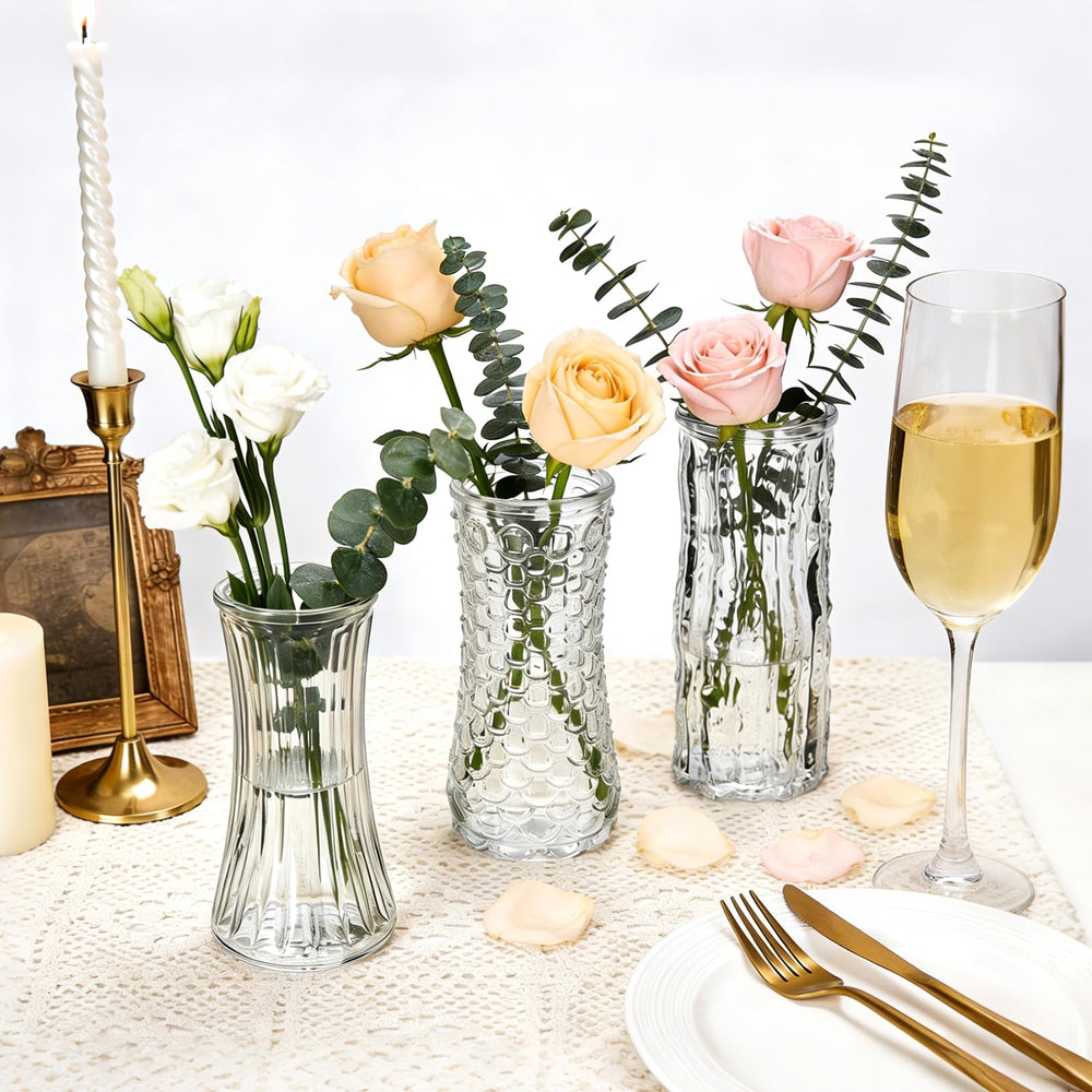 Mapoxy plusieurs vases disposés en centre de table pour mariage, ambiance raffinée
