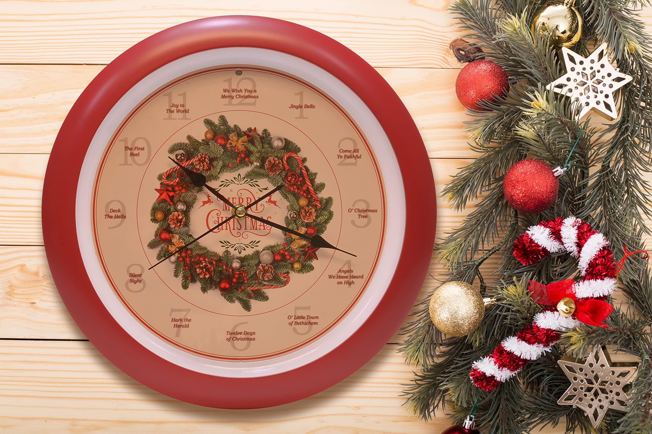 Mark Feldstein horloge accrochée au mur du salon créant ambiance festive