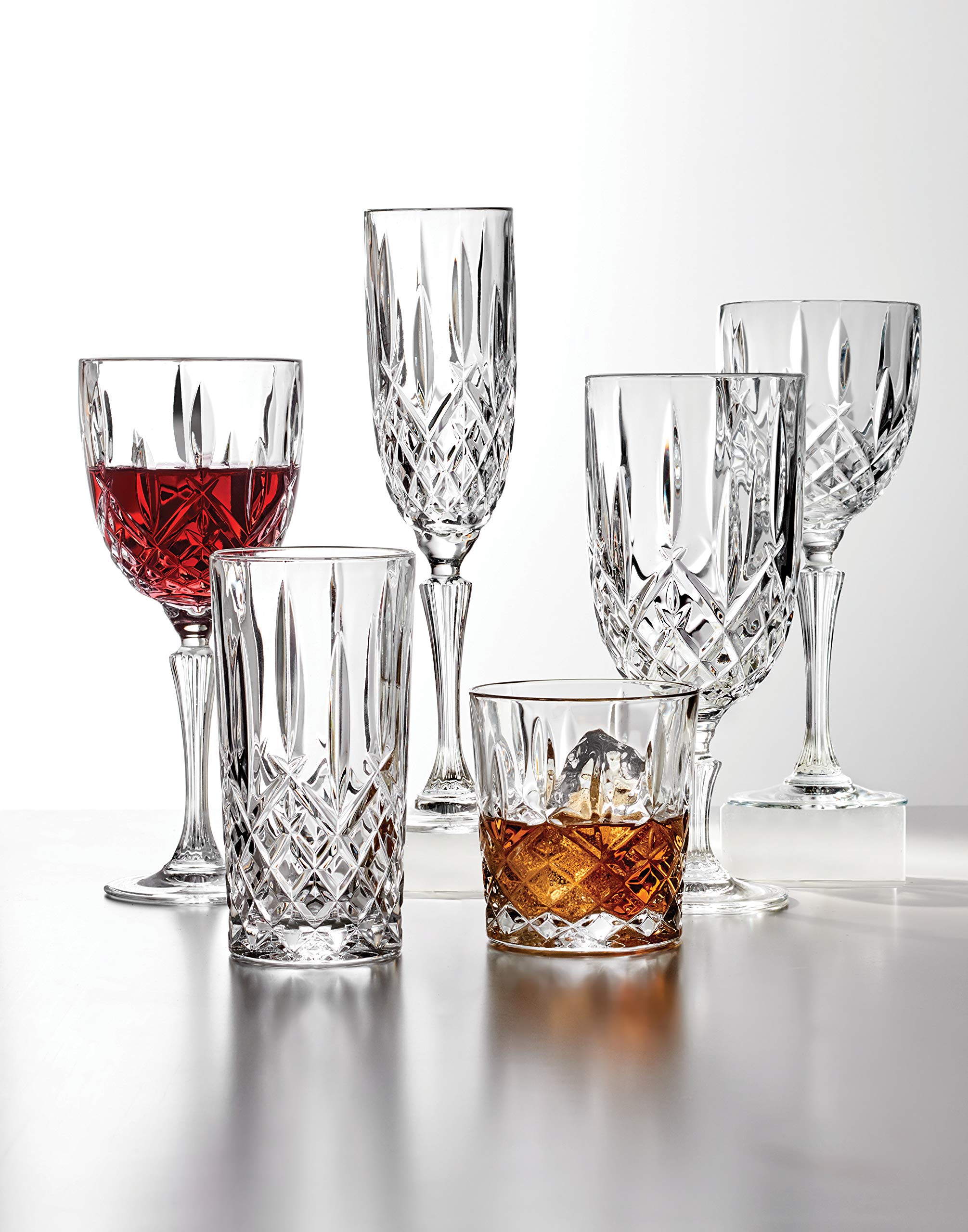 Marquis by Waterford comparaison taille Markham près d'une tasse pour référence
