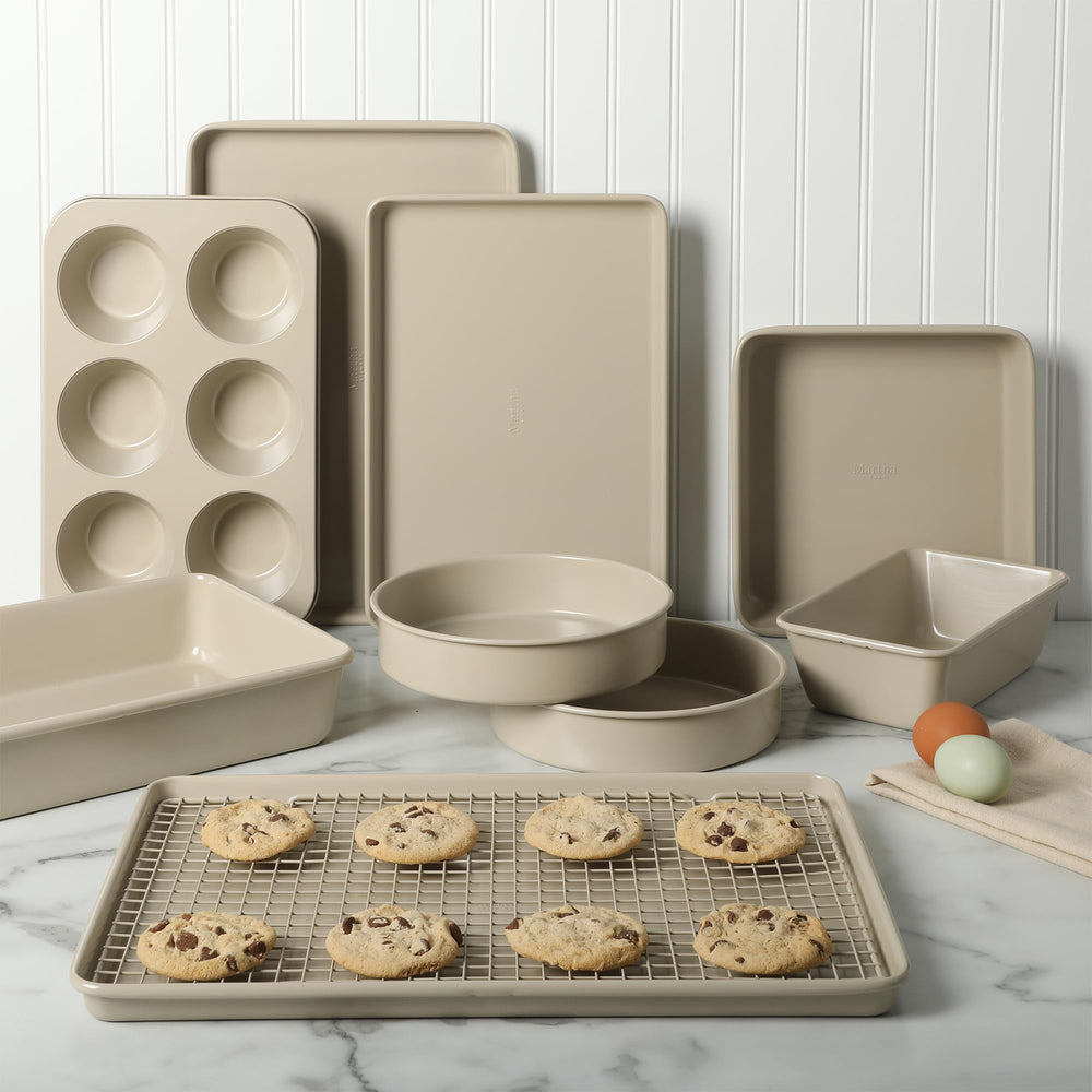 Martha Stewart moule au four avec gâteau doré, cuisson uniforme garantie