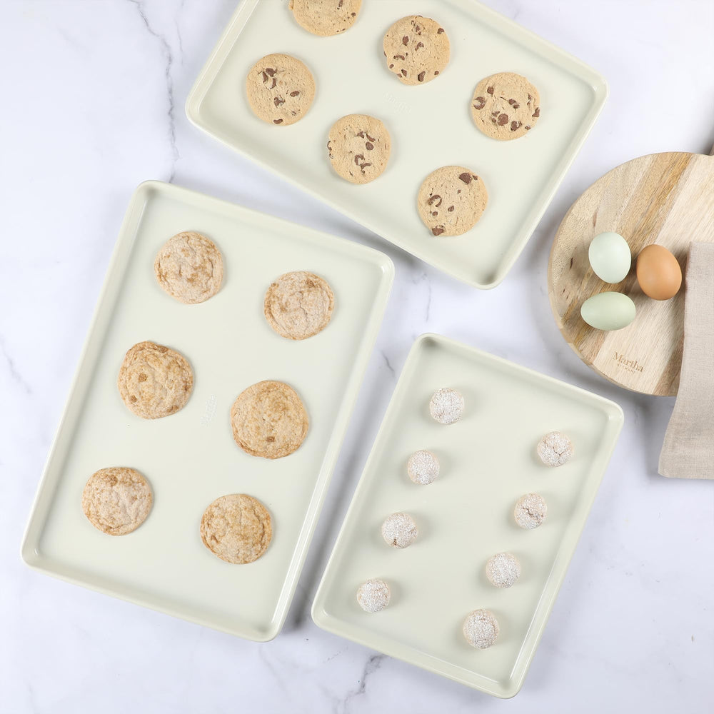 Martha Stewart plaque en usage avec biscuits dorés montrant une cuisson uniforme