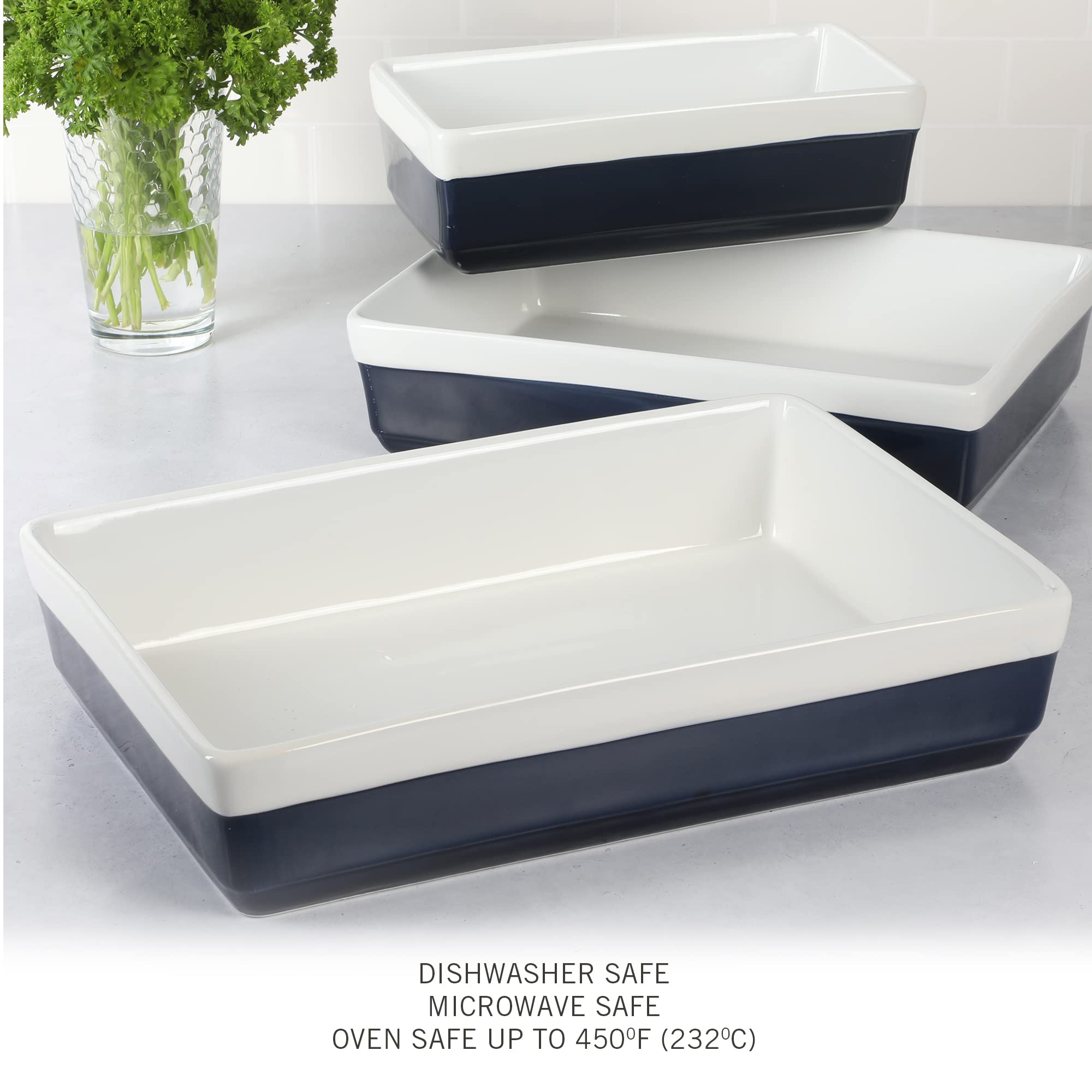 Martha Stewart plat servi sur table cobalt mettant en valeur le plat