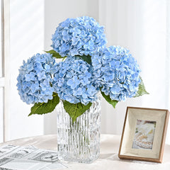 MARTINE MALL hortensia installé dans un vase moderne pour mise en scène