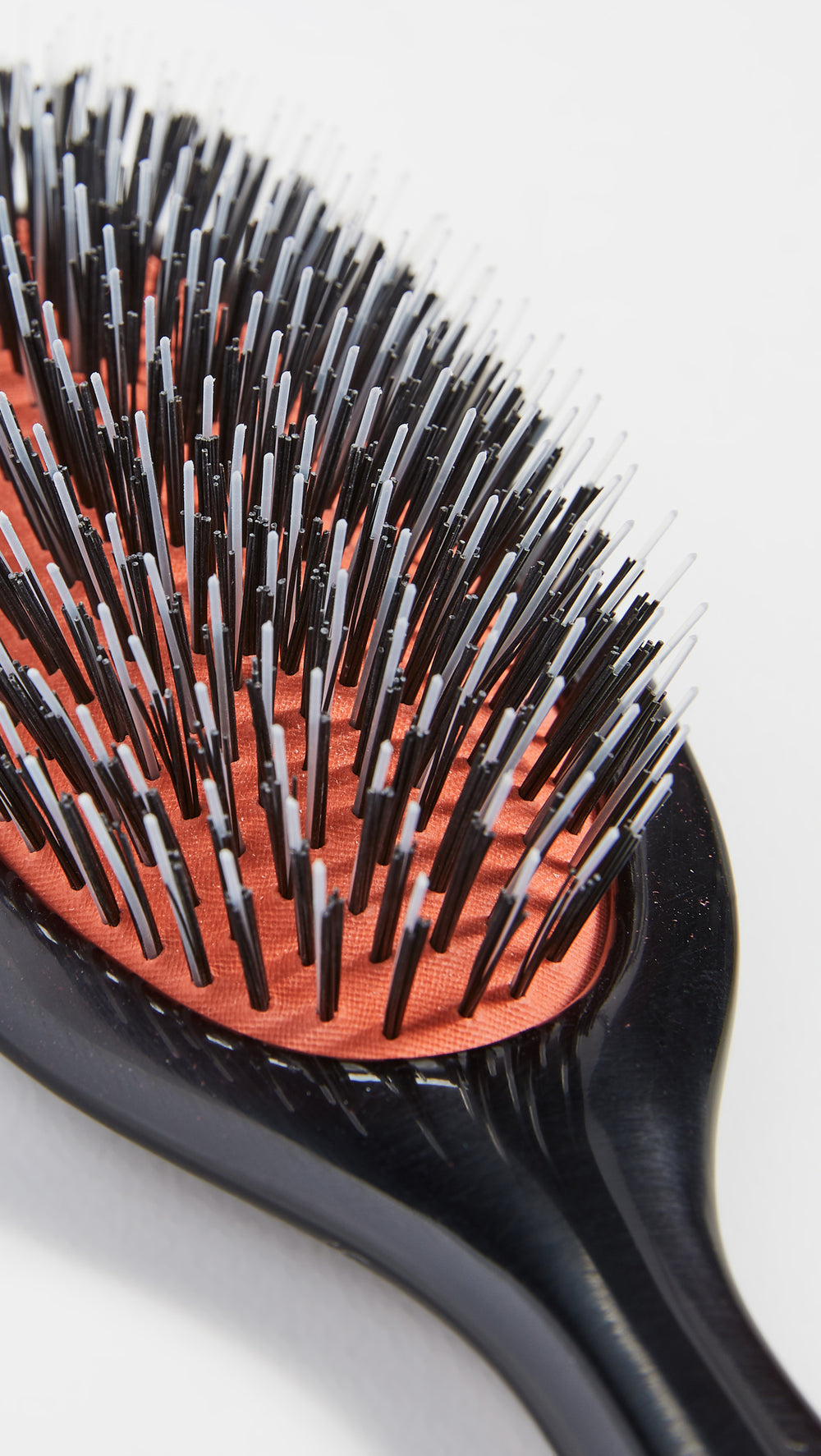 Mason Pearson brosse en main en action, illustrant maniabilité et confort lors du brossage quotidien