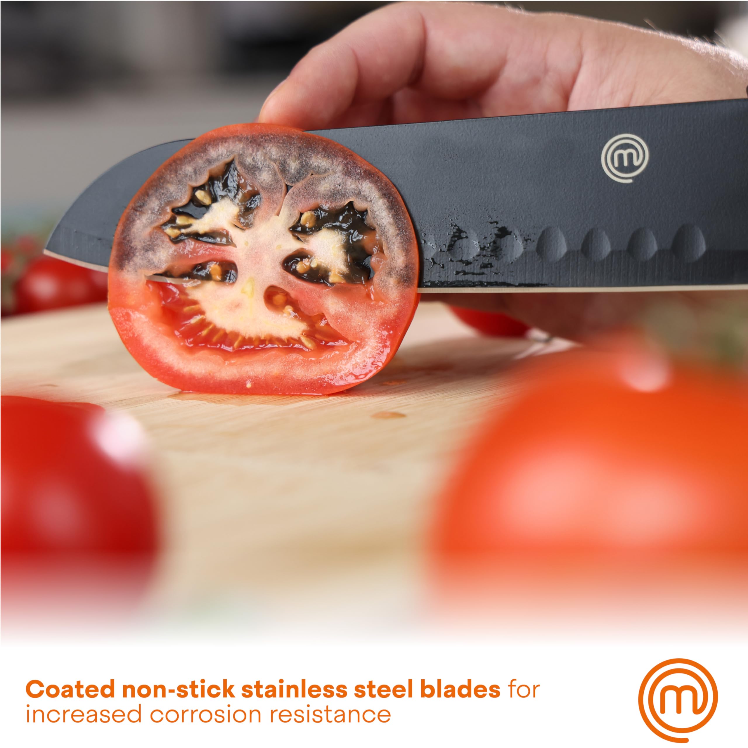 MasterChef coupe pain en action avec lame dentelée garantissant tranches nettes