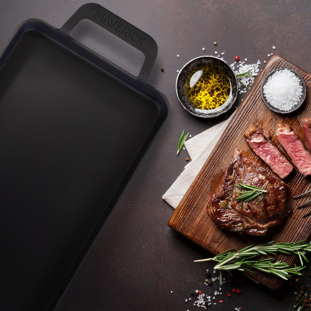MAVERICK plancha en usage avec burgers pressés pour résultats croustillants