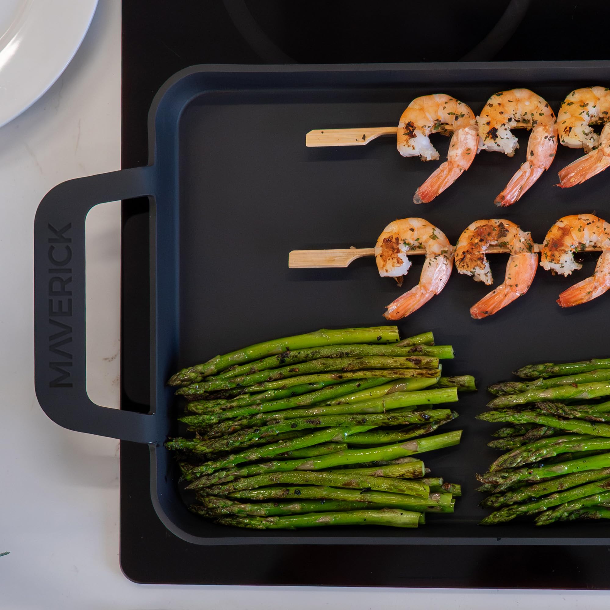 MAVERICK plancha sur gril extérieur créant ambiance barbecue et cuisson polyvalente