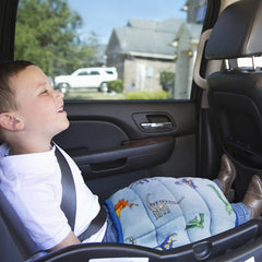 MAXTID enfant utilisant la couverture sur les genoux pour concentration et calme