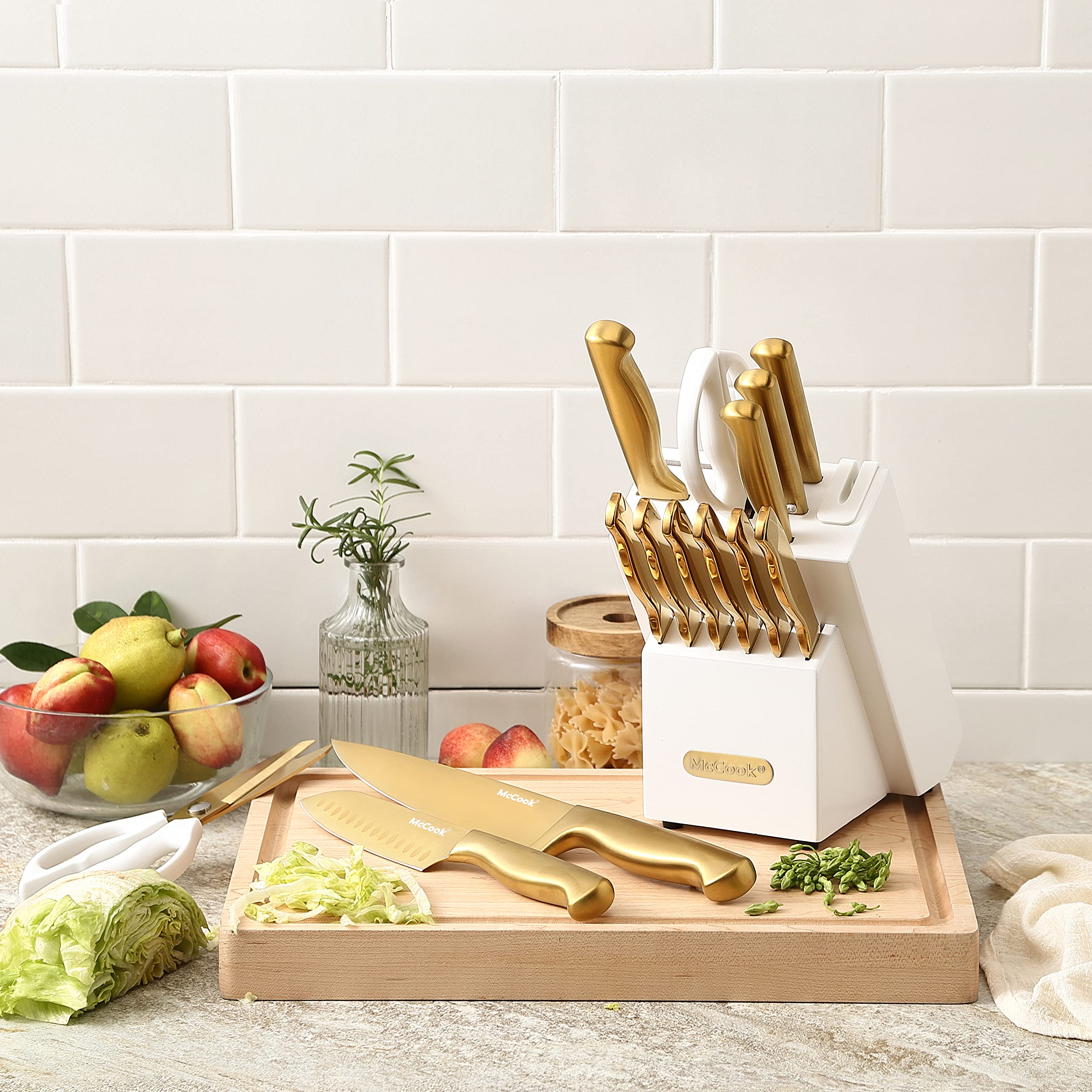 McCook ensemble sur un plan de travail moderne, aspect décoratif et fonctionnel