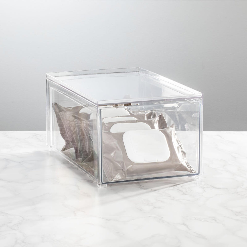 mDesign bac rempli de cosmétiques pour rangement organisé