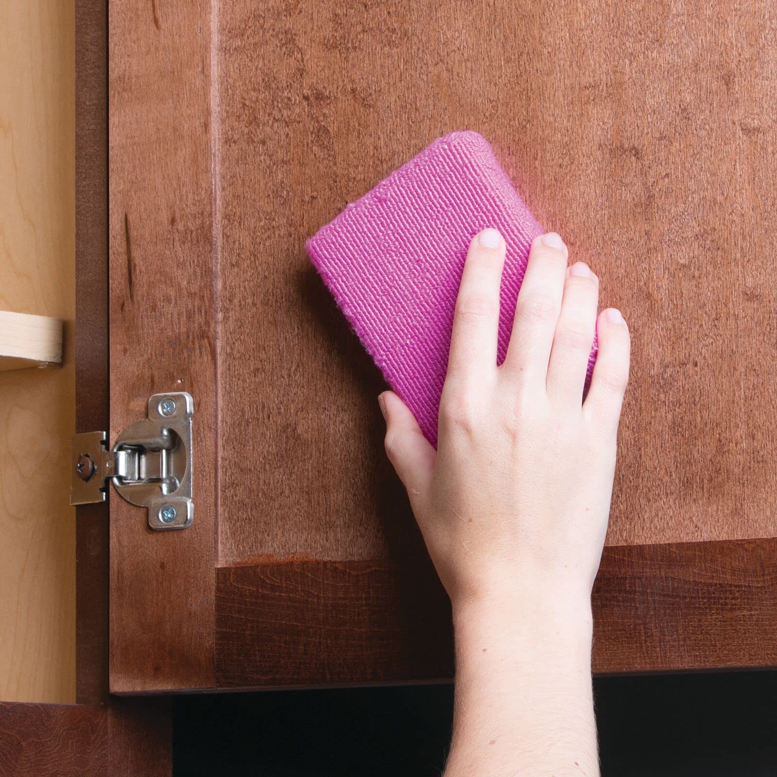 mDesign bac fixé à l'intérieur d'une porte d'armoire libérant plan de travail