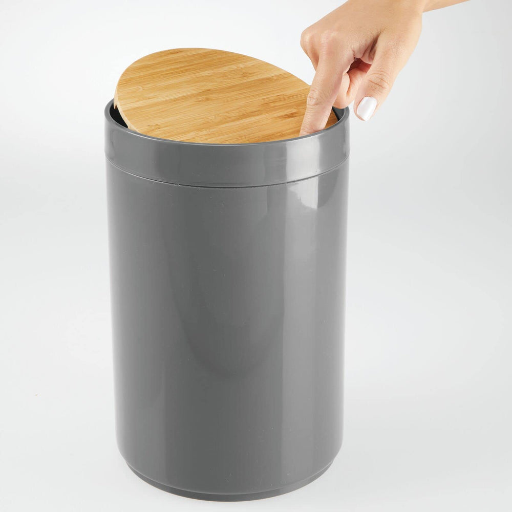 mDesign corbeille posée près d'un lavabo, solution discrète pour salle de bains