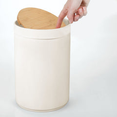 mDesign couvercle basculant en action, maintien propre et discret