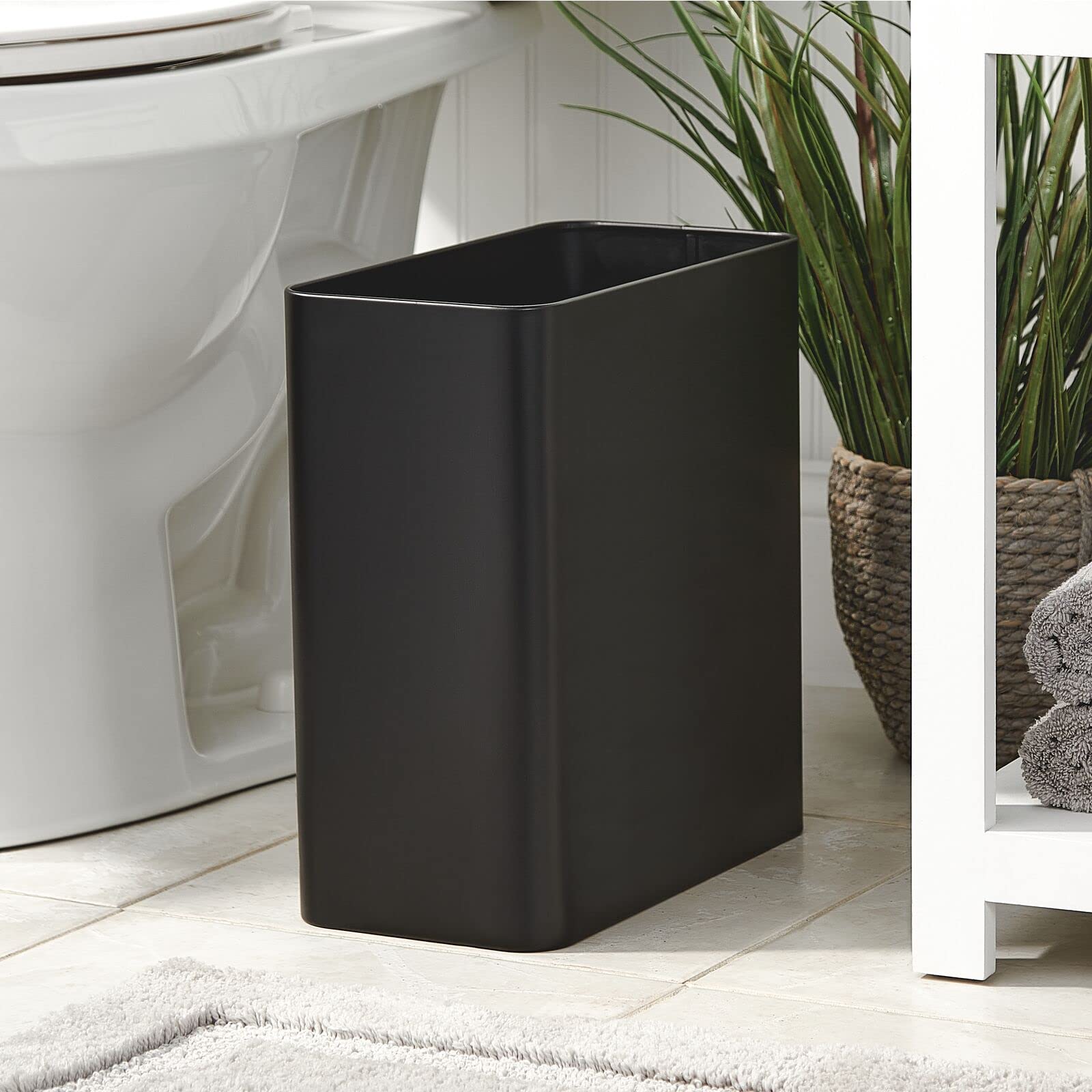 mDesign corbeille gros plan finition acier noir durable et facile à nettoyer
