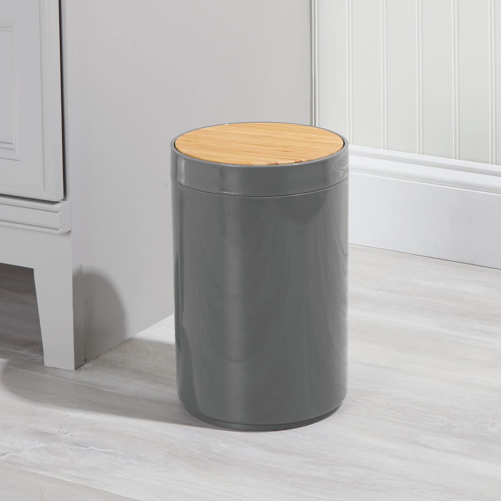 mDesign corbeille ouverte montrant retrait facile du couvercle et vidage simple
