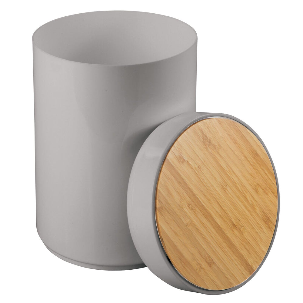 mDesign poubelle détail plastique brillant montrant surface facile à essuyer