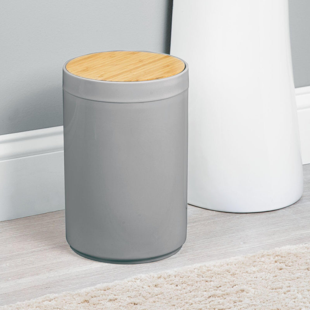 mDesign poubelle profil gauche illustrant stabilité et forme compacte