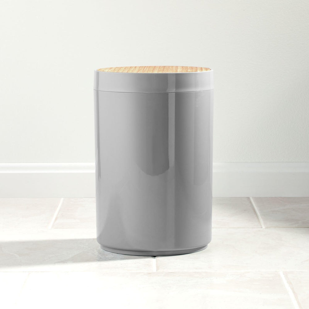 mDesign poubelle sous meuble en usage montrant rangement discret et gain d'espace