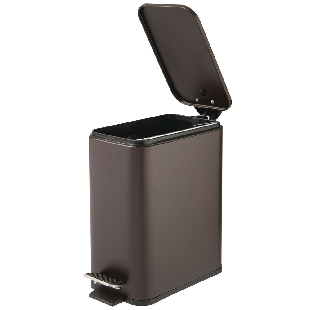 mDesign comparaison d'échelle posée près d'une chaise, montre taille compacte