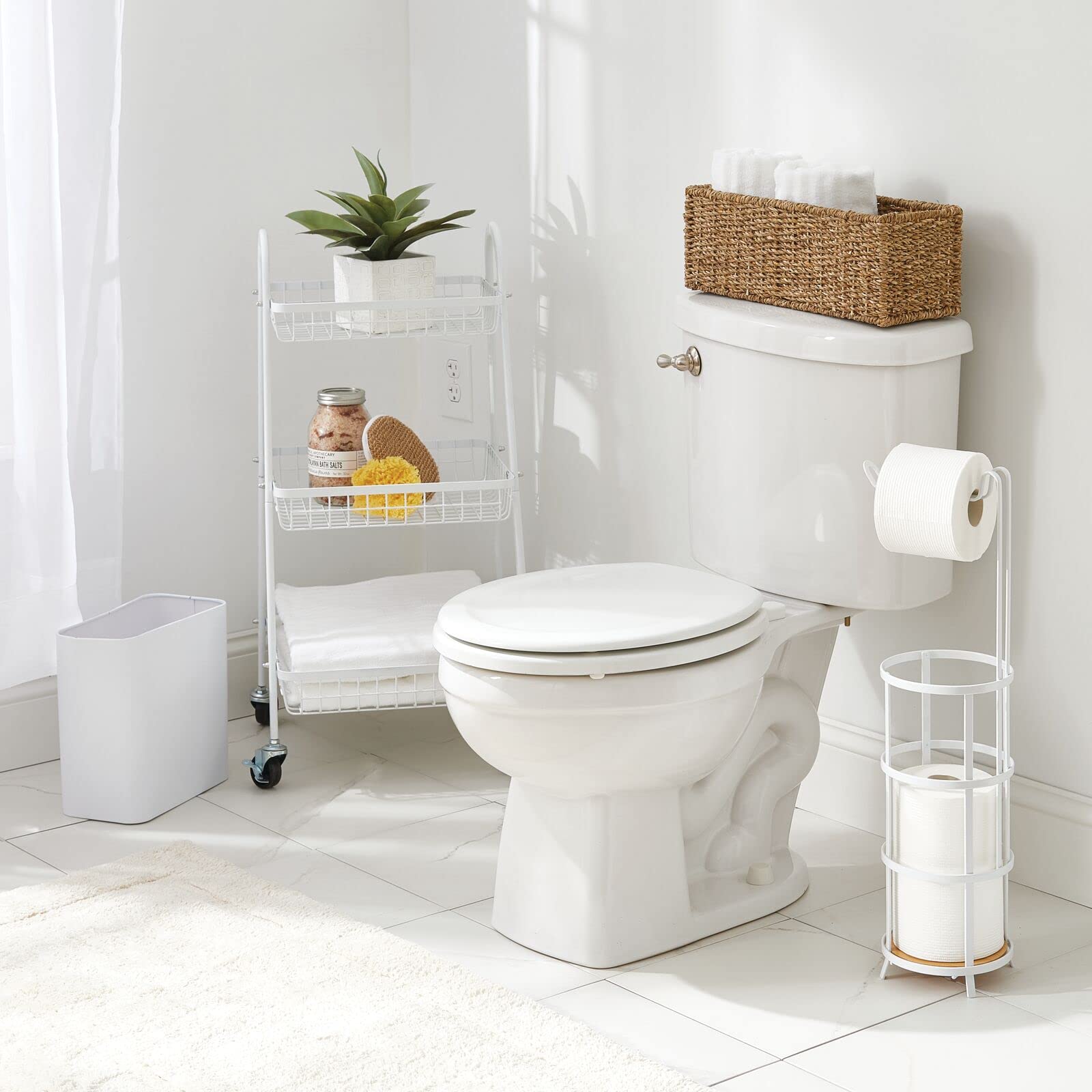 mDesign poubelle gros plan texture métallique, robustesse et entretien facile
