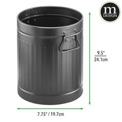 mDesign poubelle métal en usage dans salle de bain démontre praticité et discrétion