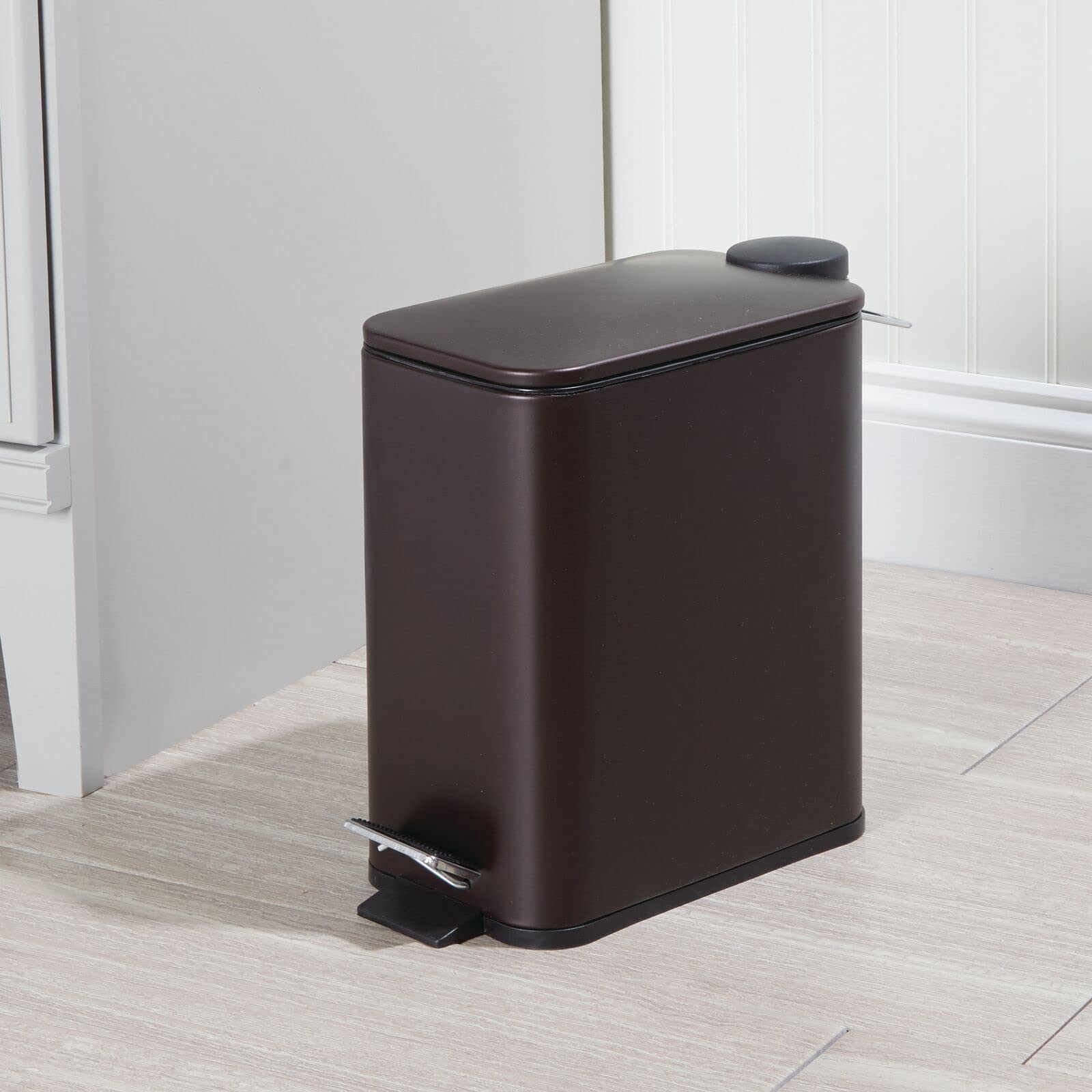 mDesign détail pédale robuste pour ouverture mains libres et hygiène
