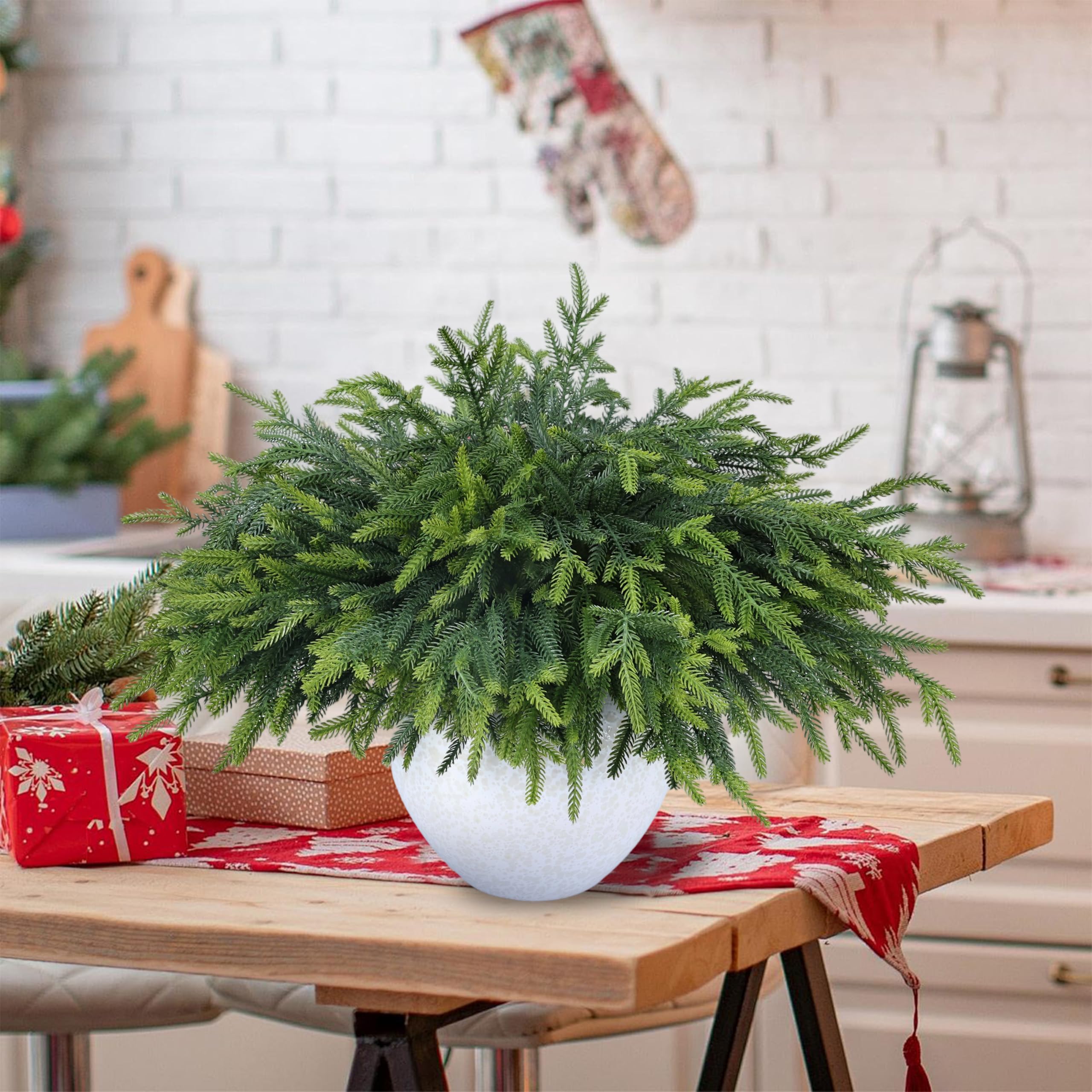 MDSTBN décor de cheminée avec branches apportant ambiance de fête