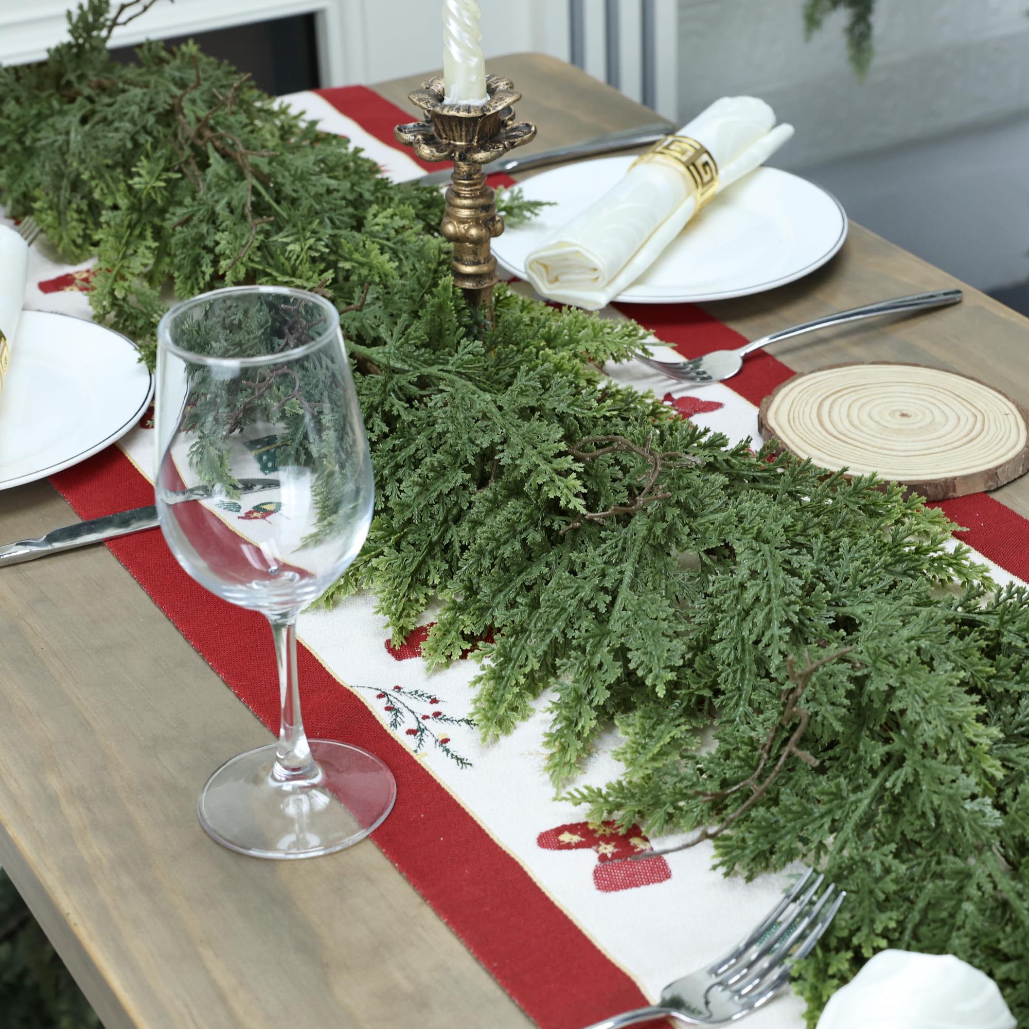 MDSTBN guirlande décorant une cheminée, apportant chaleur et style festif au salon