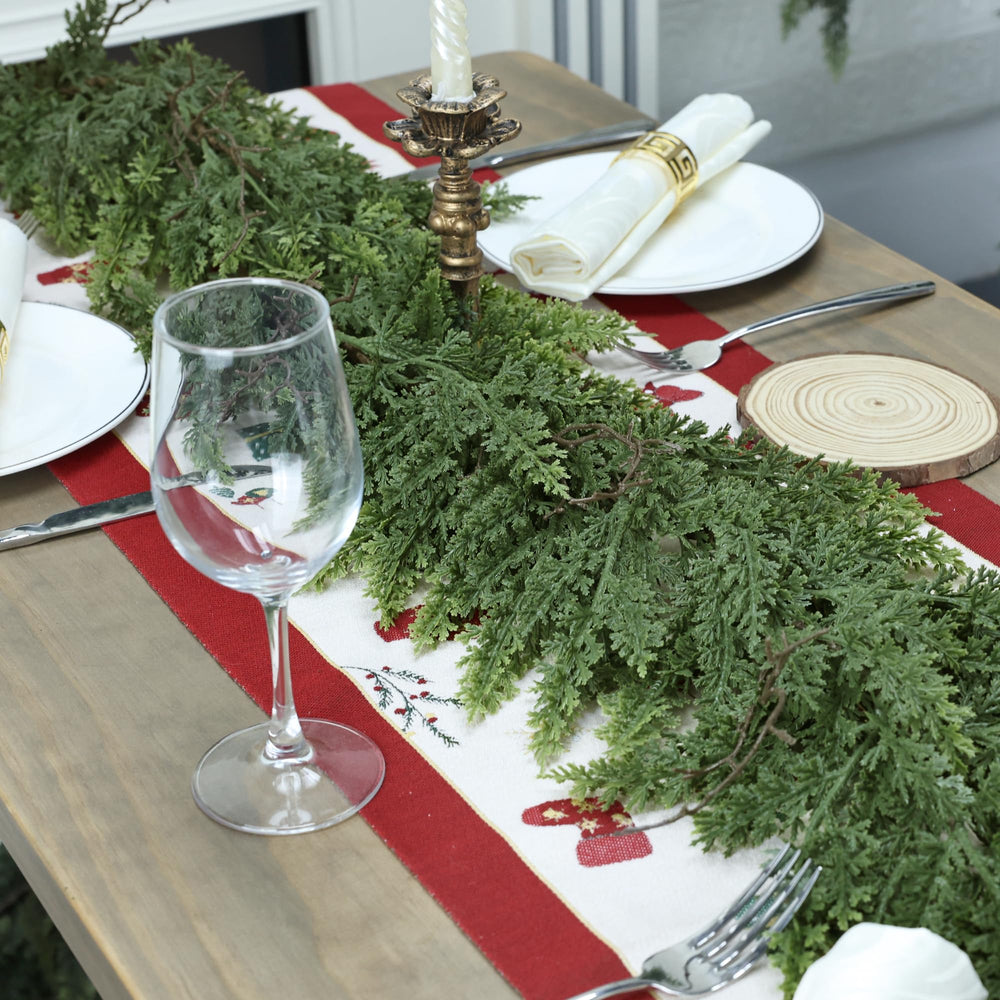 MDSTBN guirlande décorant une cheminée, apportant chaleur et style festif au salon