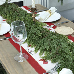 MDSTBN guirlande décorant une cheminée, apportant chaleur et style festif au salon