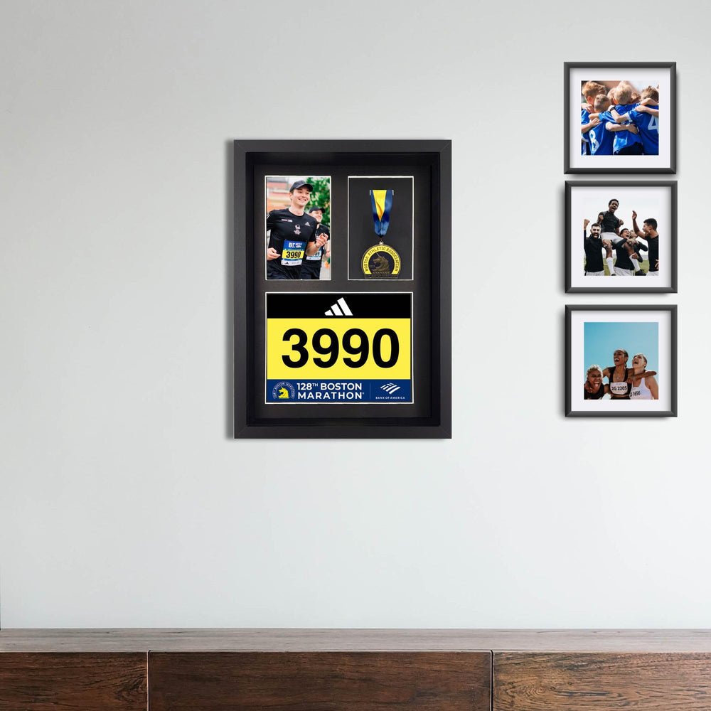 MedalAwardsRack comparaison d'échelle avec main, taille compacte et visible