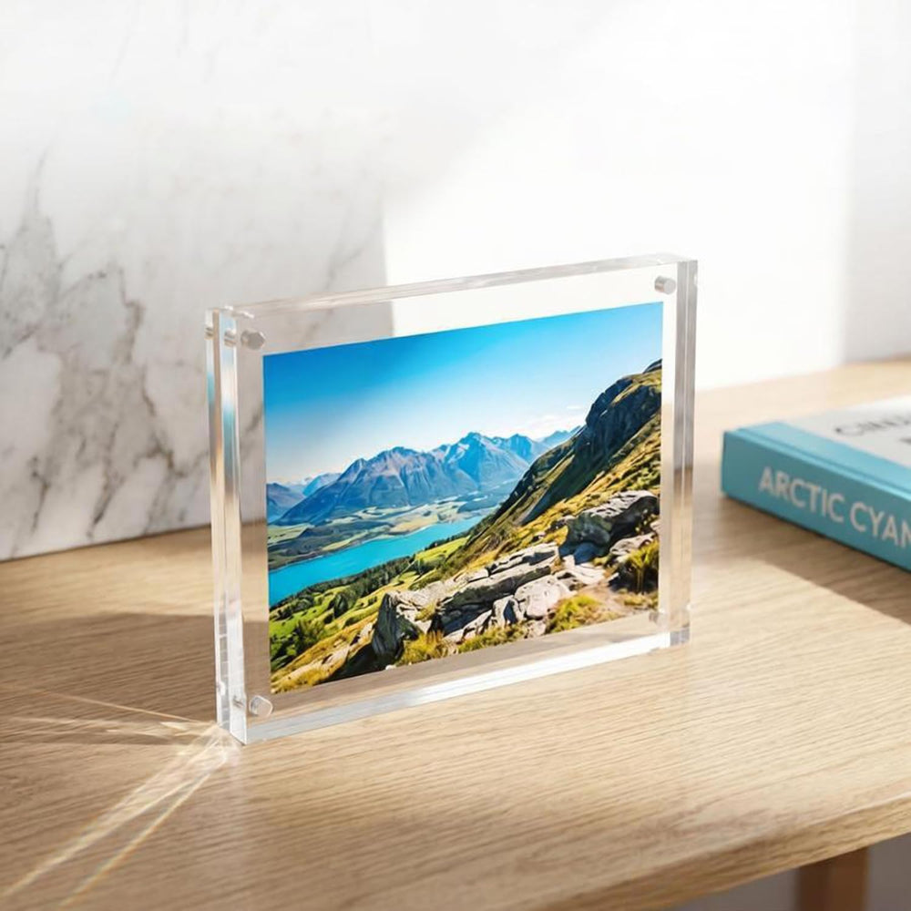 Meetu usage horizontal exposant deux photos recto-verso sur bureau