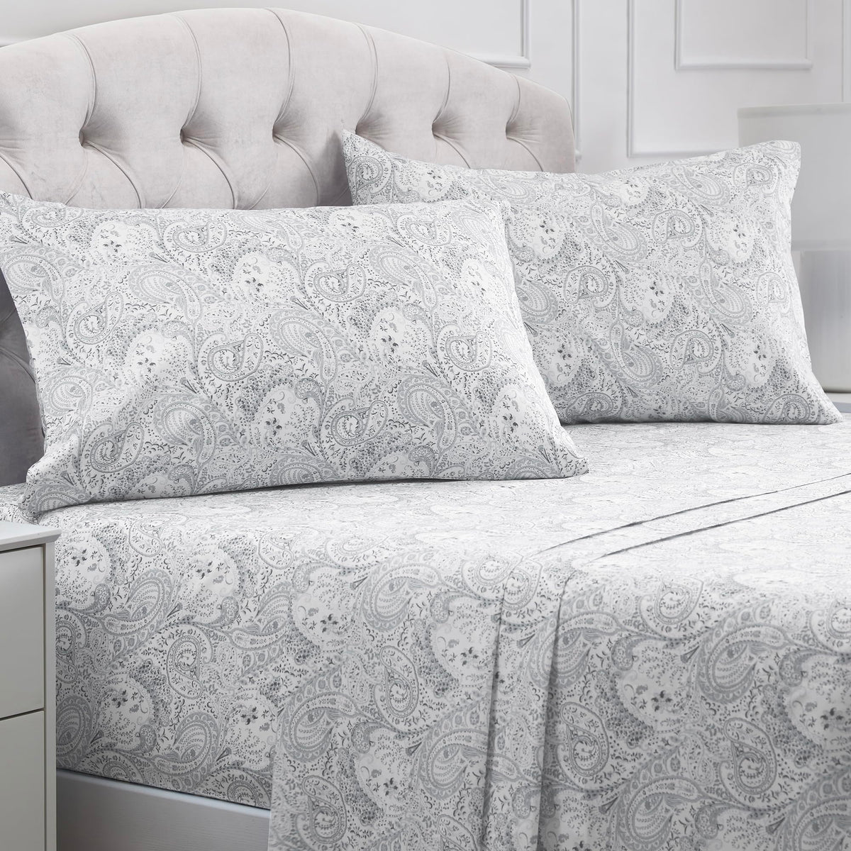 Mellanni emballage du set 4 pièces montrant le coloris Paisley Gray et une présentation soignée