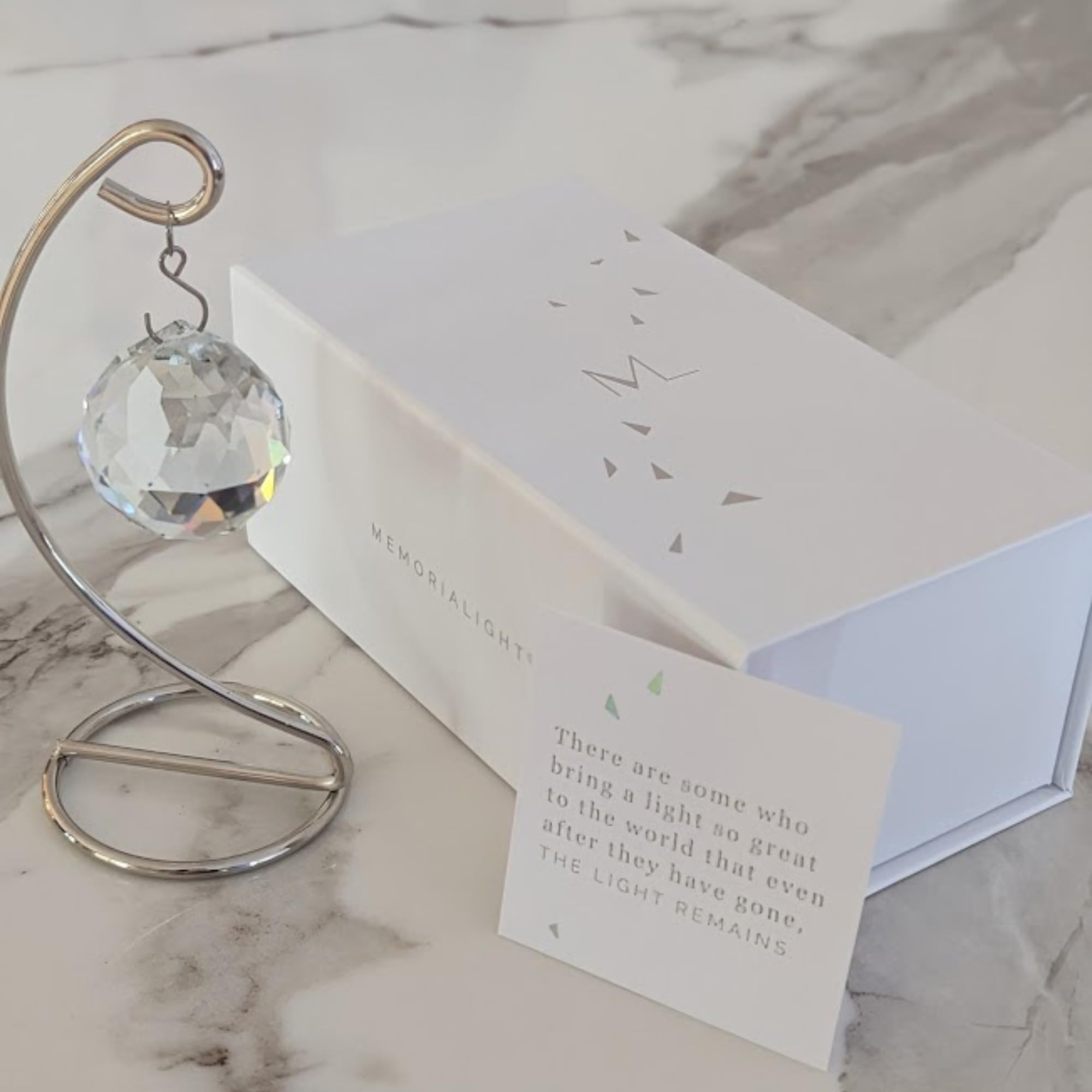 Memorialight projette de doux arcs‑en‑ciel sur un mur pour réconfort visuel