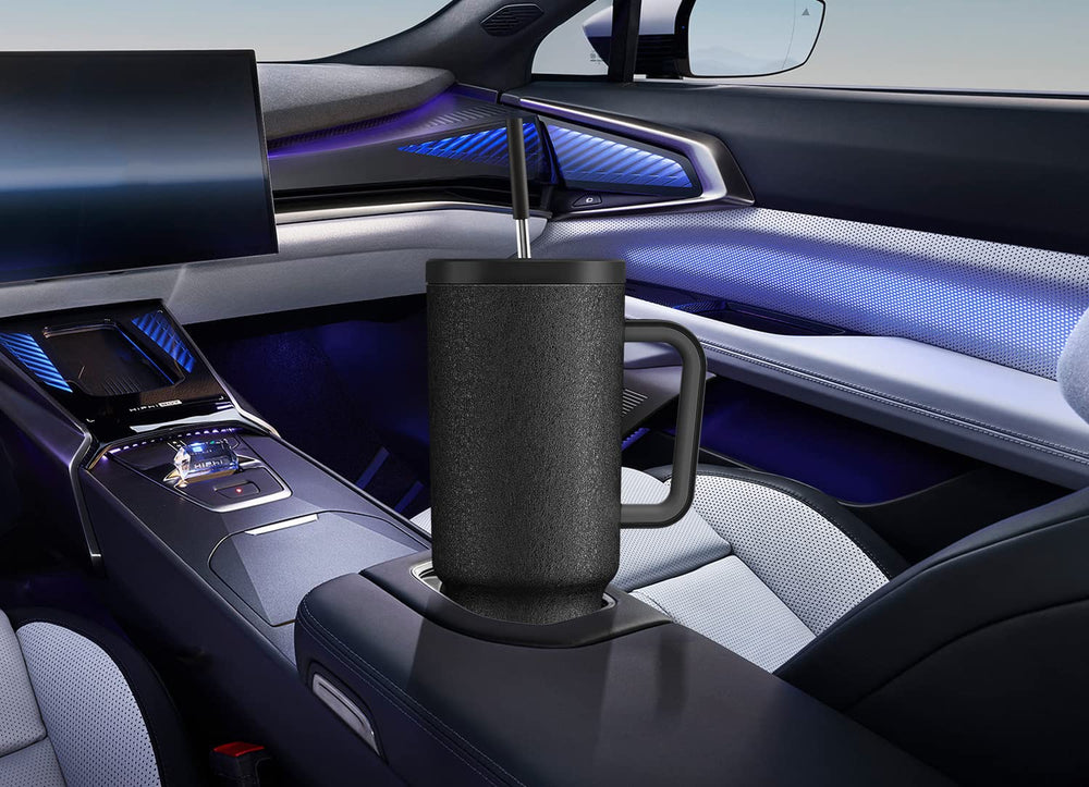 Meoky à côté d'un objet pour comparaison de taille montrant la capacité 40oz pratique