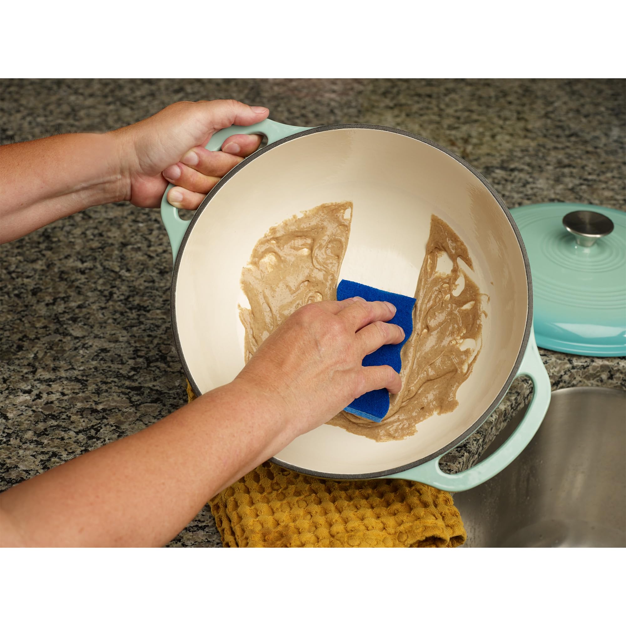 Mercer Culinary cocotte au four sortie avec gants montrant sécurité et polyvalence