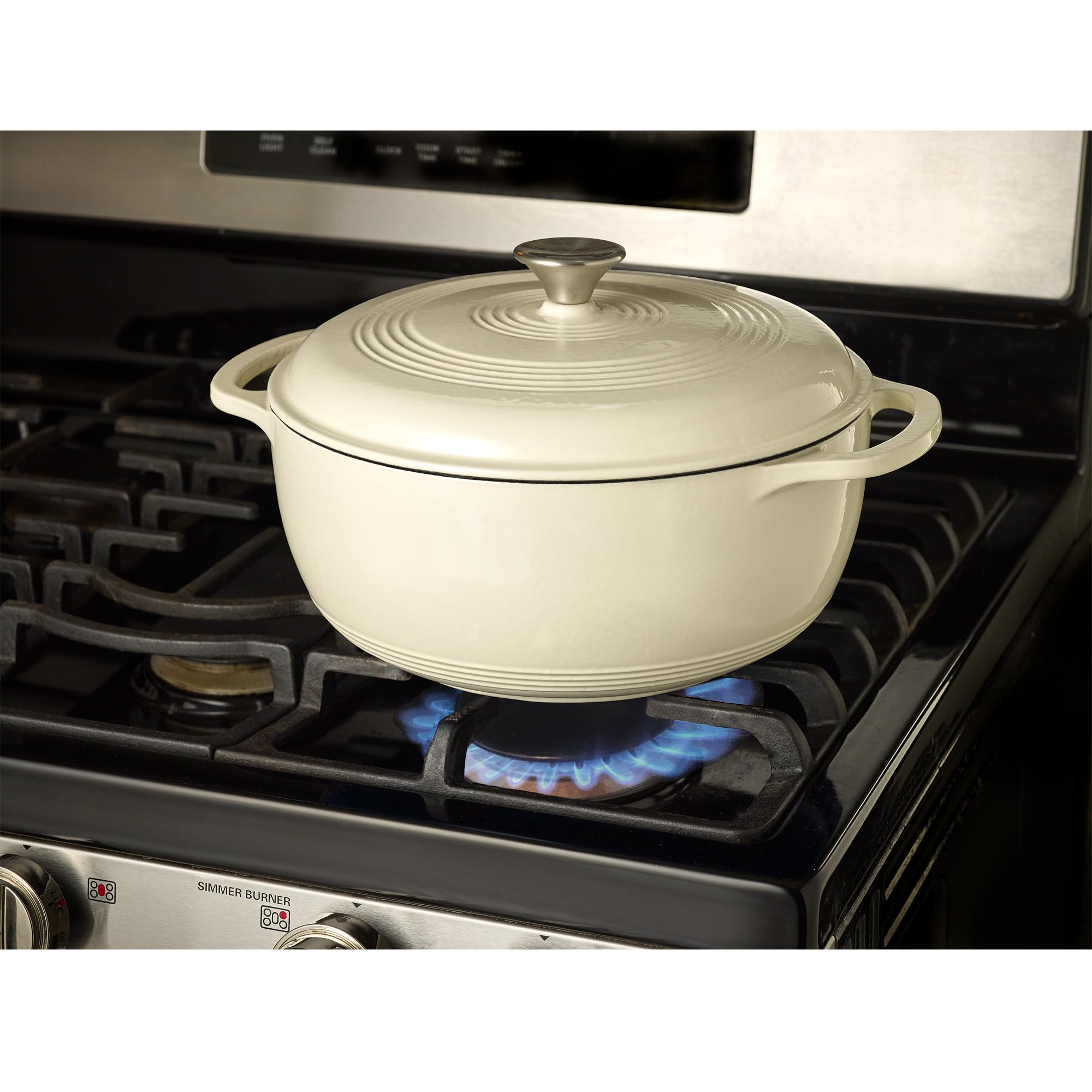 Mercer Culinary cocotte à côté d'objets montrant échelle et capacité 6 qt