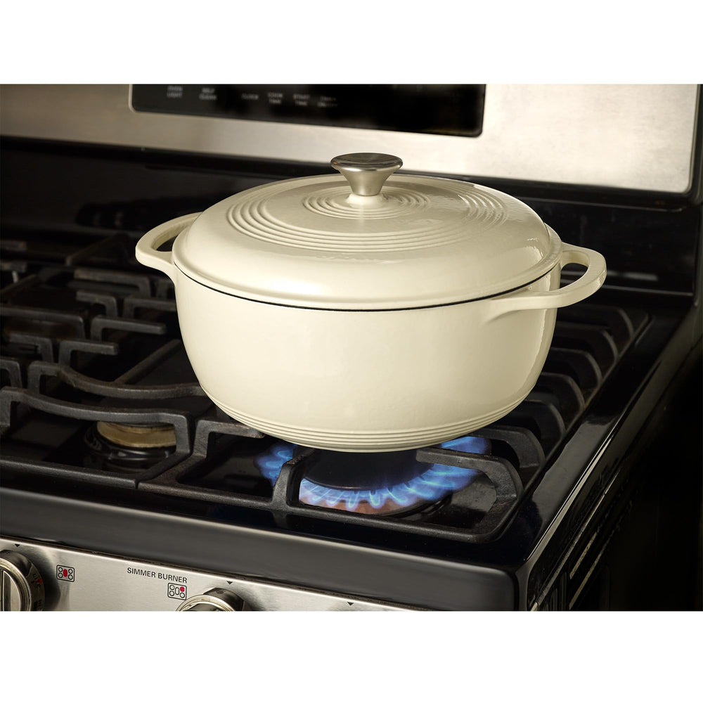 Mercer Culinary cocotte à côté d'objets montrant échelle et capacité 6 qt