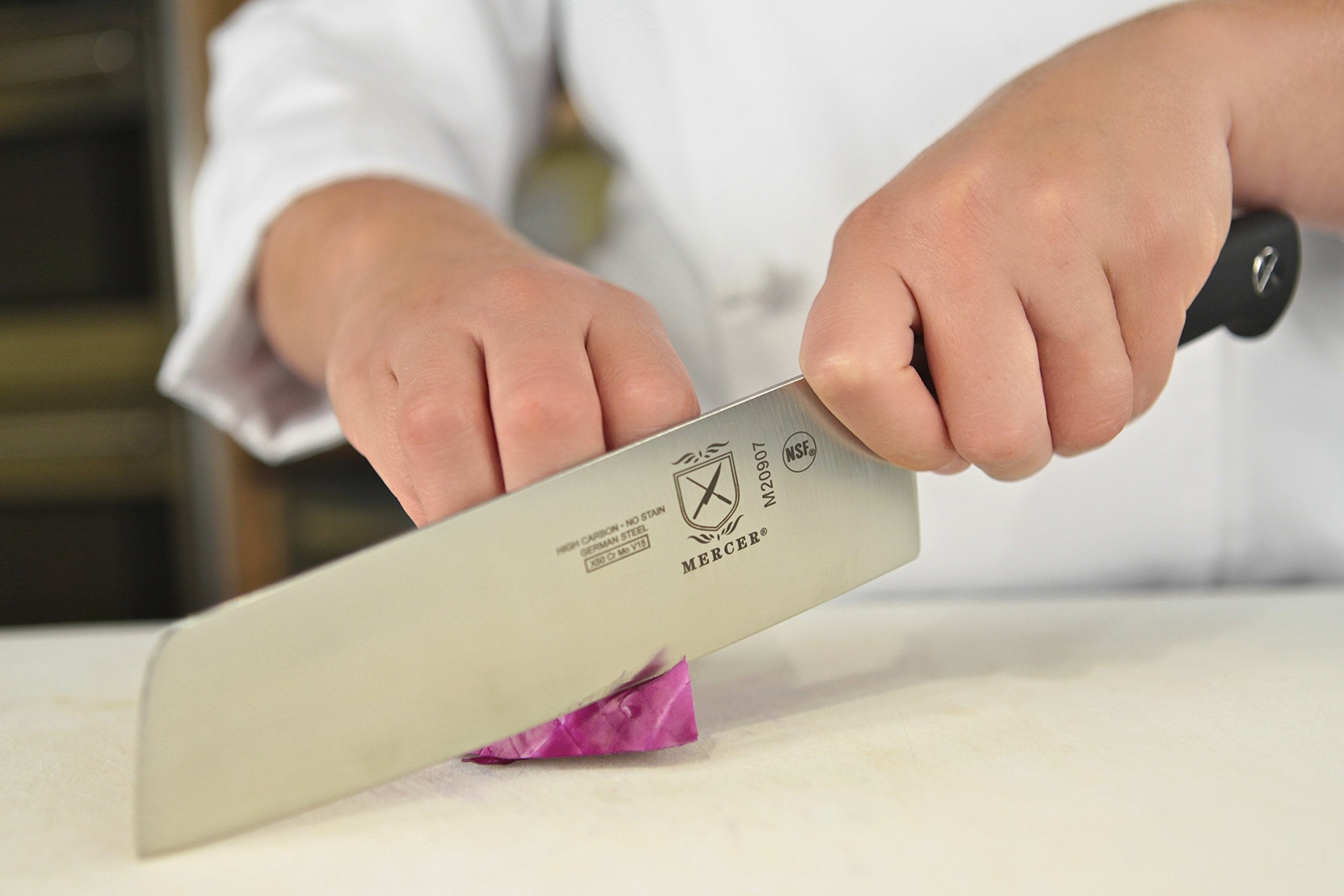 Mercer Culinary gros plan sur le fil poli apportant longévité du tranchant