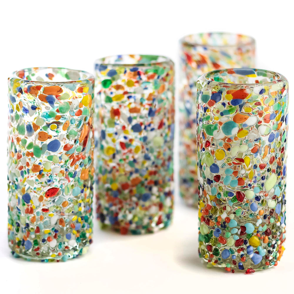 MEXTEQUIL verre devant emballage montrant design confetti et attrait visuel