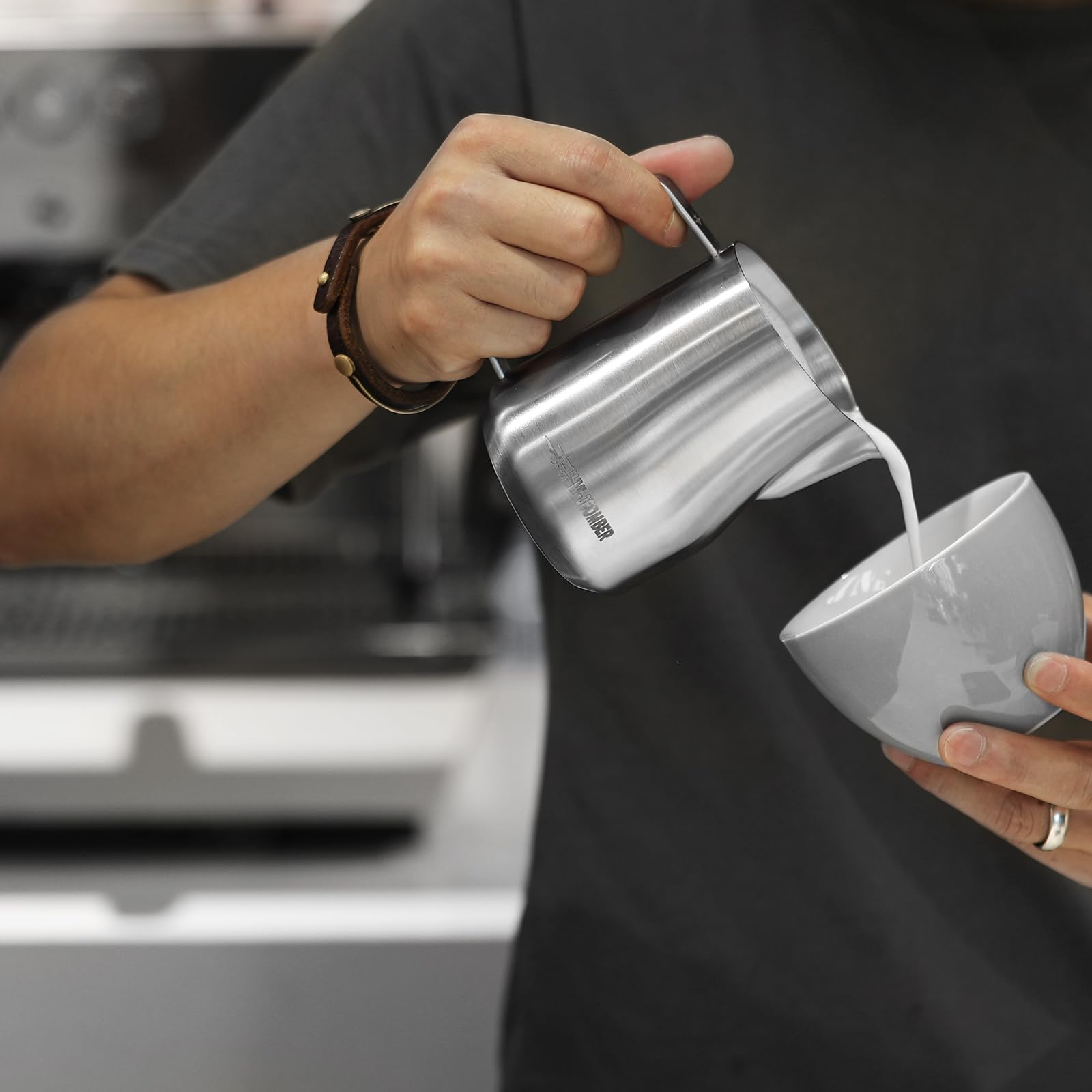 MHW-3BOMBER comparatif taille près d’une tasse pour évaluer capacité 350 ml