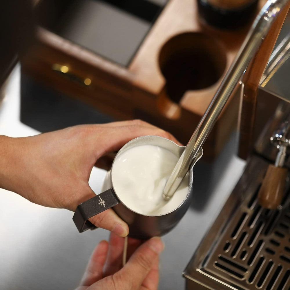 MHW-3BOMBER pichet en usage création latte art avec mousse lisse