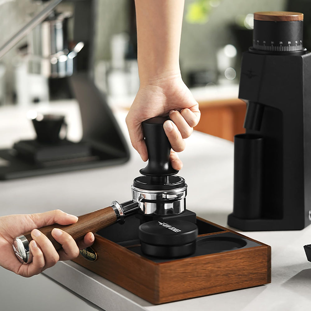MHW-3BOMBER tamper présenté avec accessoires, solution complète pour barista
