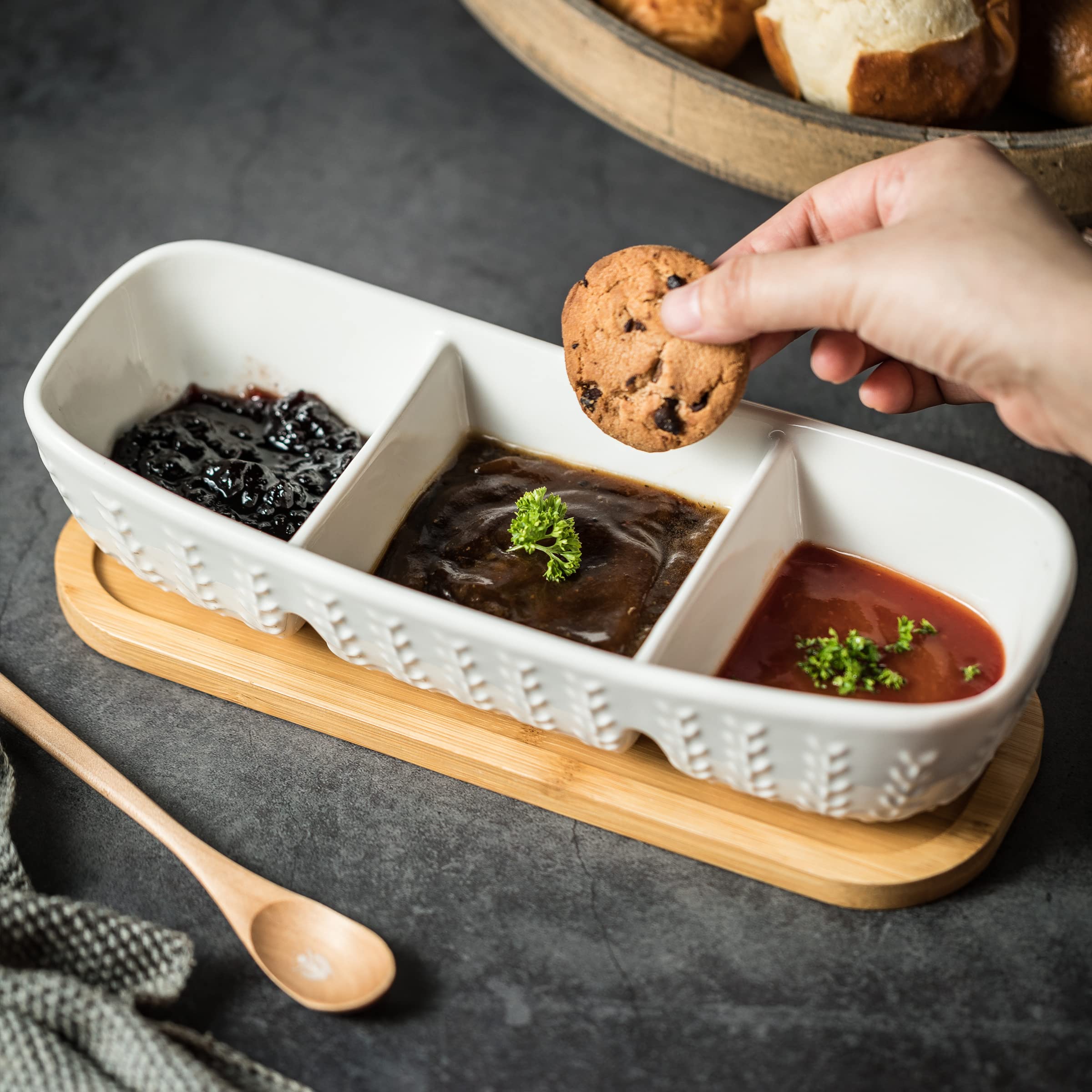 Miamolo bols remplis de condiments pour une présentation variée et nette