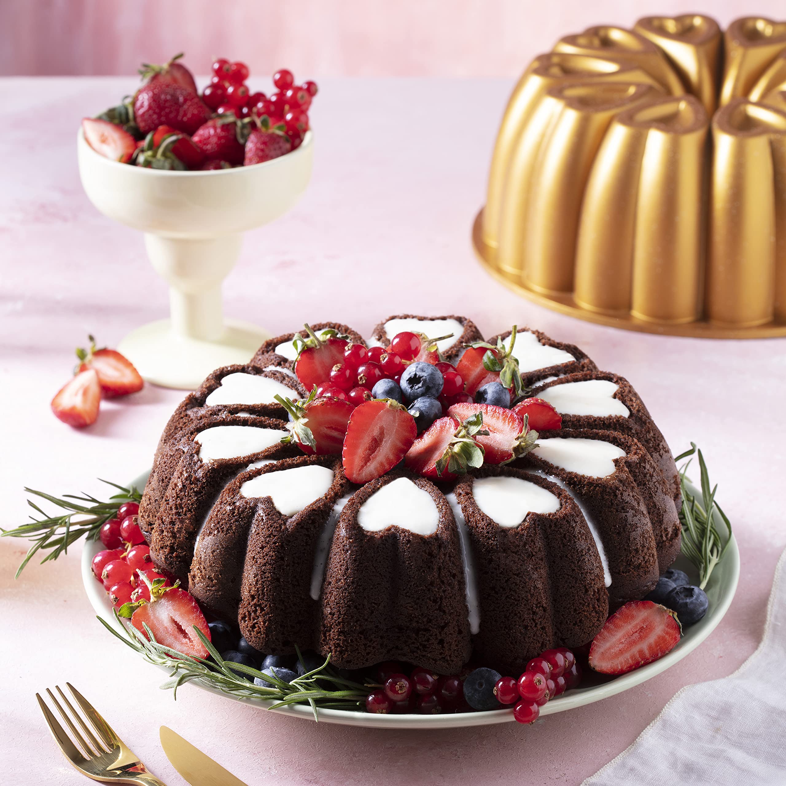 MIENCA moule en cuisine avec gâteau démoulé démontrant facilité de service bénéfice pratique