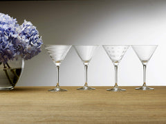 Mikasa - profil vertical du verre martini soulignant silhouette ample