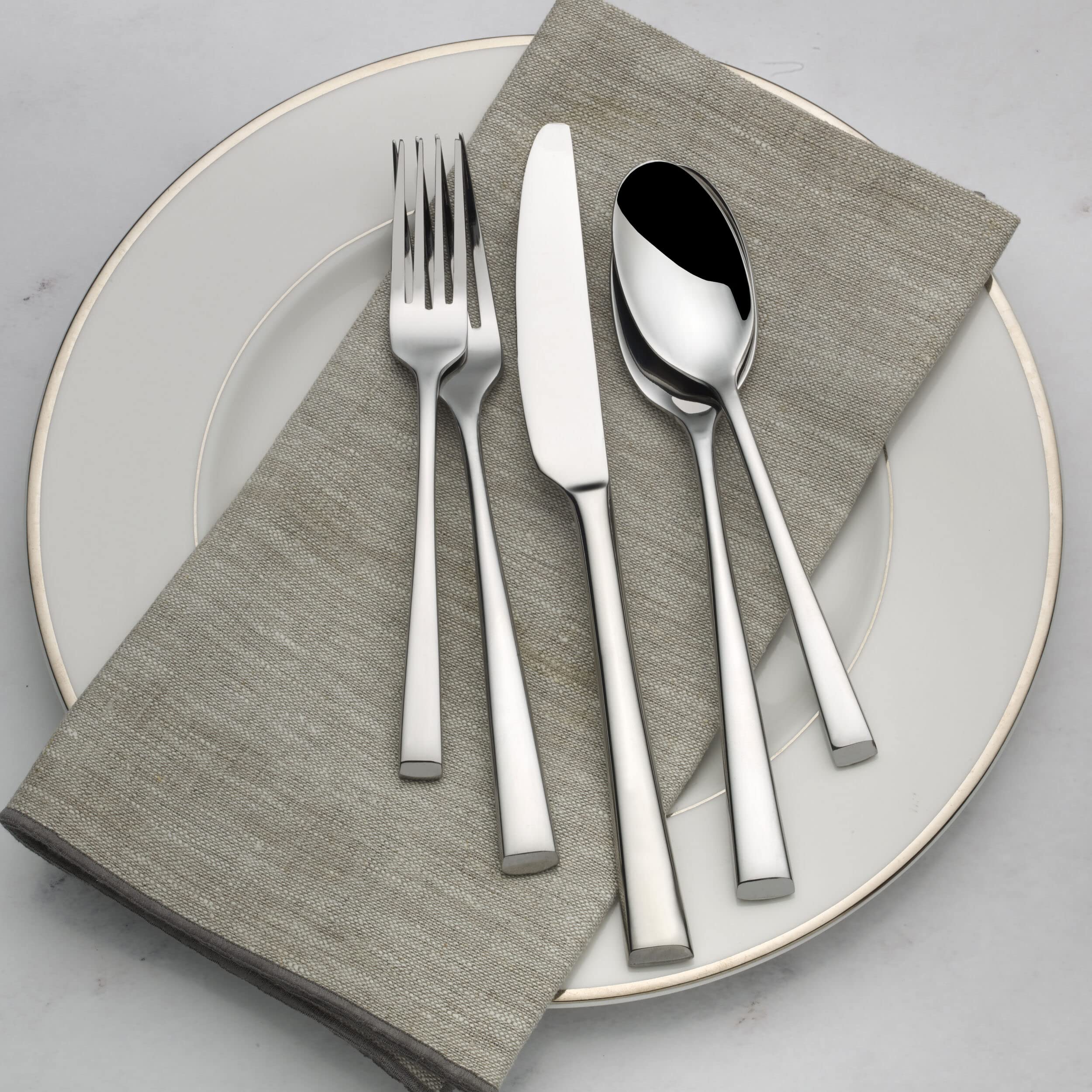 Mikasa Rockford couverts posés sur une table dressée, rehausse le décor