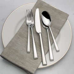 Mikasa Rockford couverts posés sur une table dressée, rehausse le décor